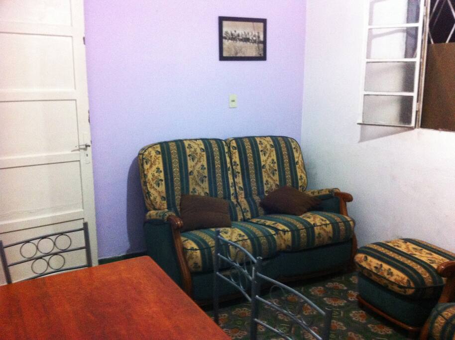 Living-comedor: cómodos sillones reclinables, TV, mesa con 4 sillas...