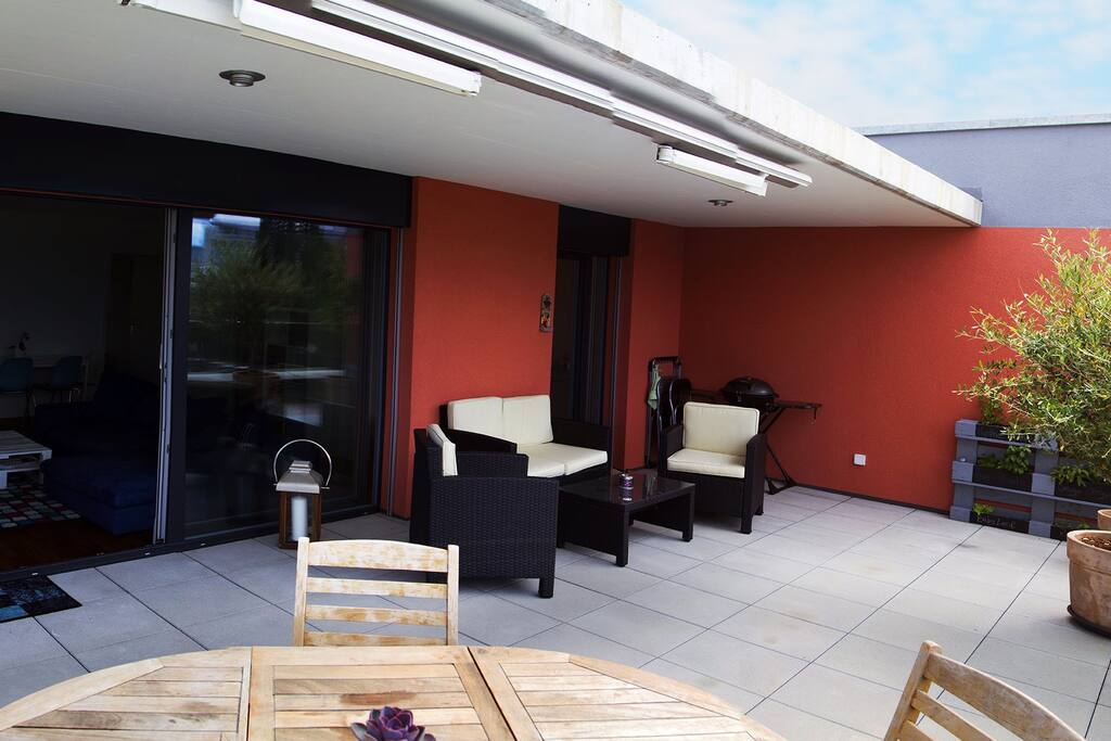 Grande terrasse de 35m2 avec vue exceptionnelle sur le lac et les Alpes.