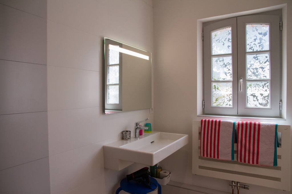 LES 8 B Suite EUR Salle de Bain