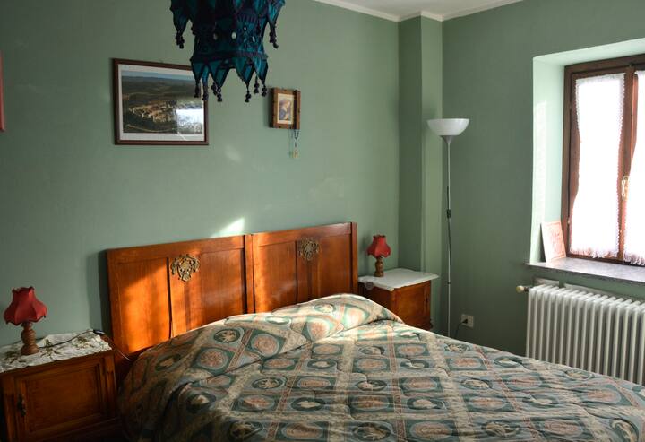 Habitación verde, cama matrimonial