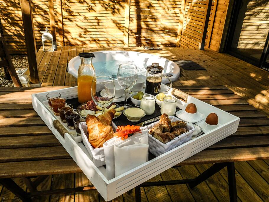 petit déjeuner salé et sucré servi en cabane