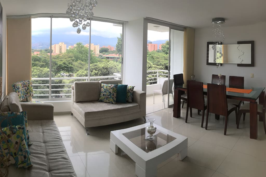 Sala, comedor y balcon con hermosa vista!!!