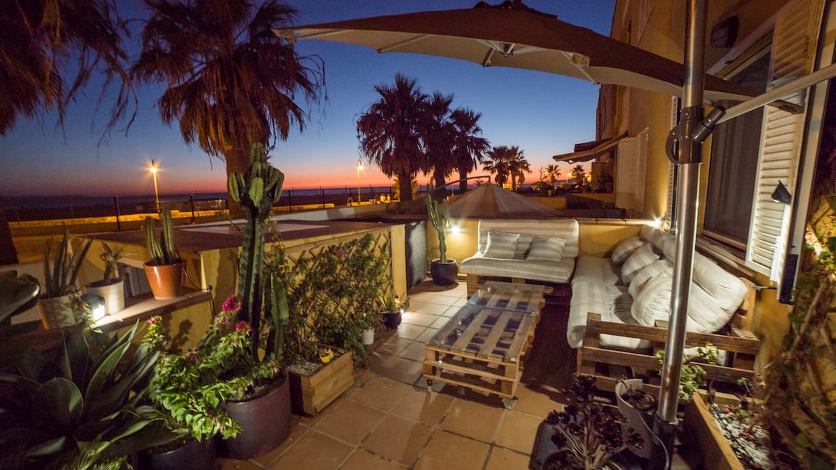 Terraza del apartamento Casa Tarifa con vistas al atardecer sobre el mar en Playa de los Lances