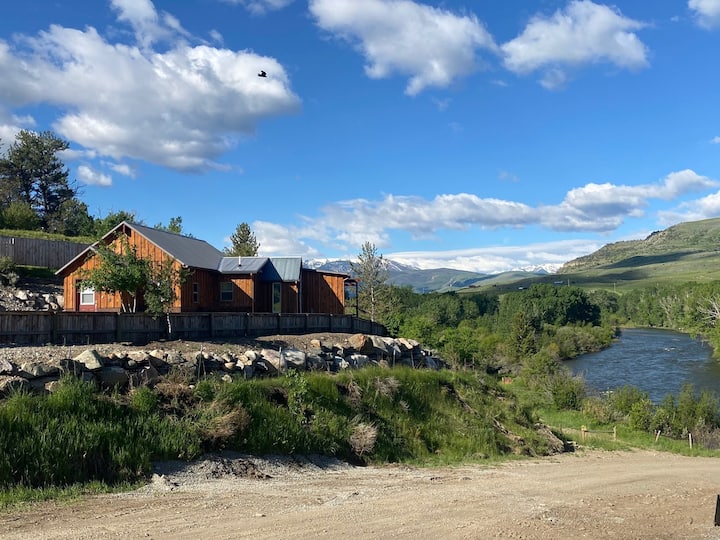 Romantic cabin for two on Boulder River in Montana