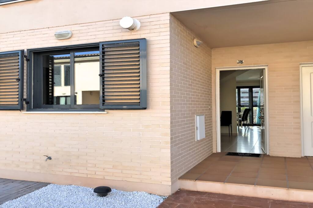 ACCESO AL CHALET ADOSADO