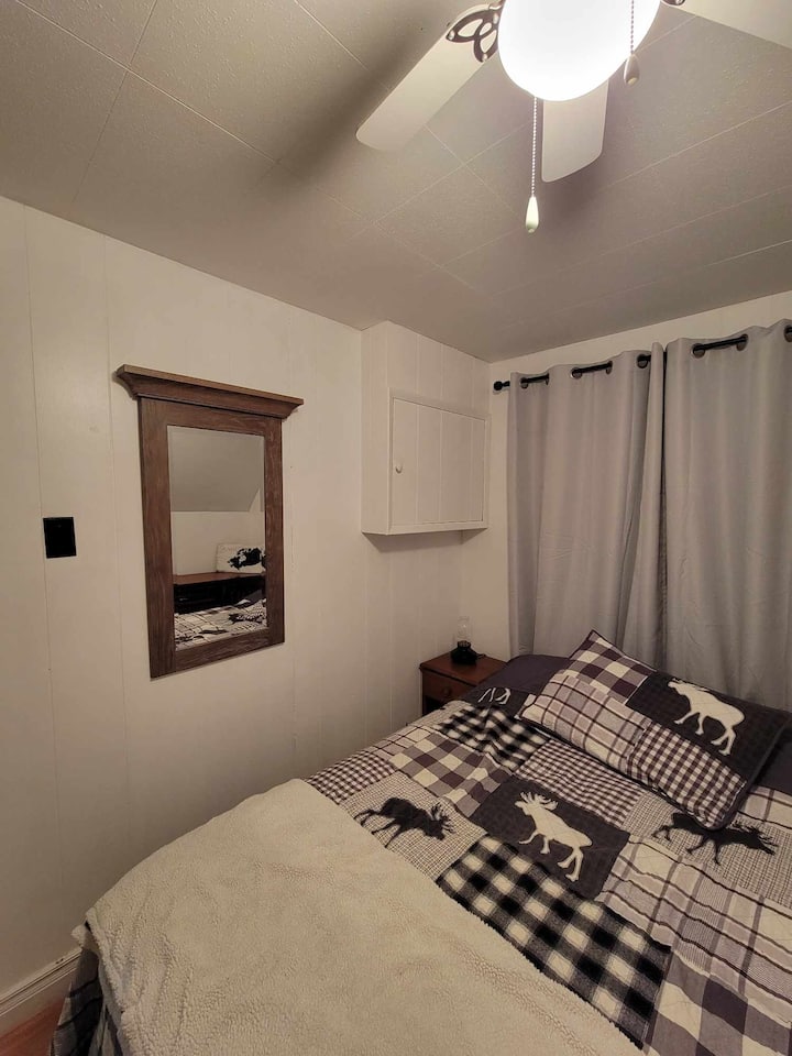 Soveværelse på stueetagen. Tøm kommode for dine ejendele, sidebord med lampe, plads til at hænge jakker.