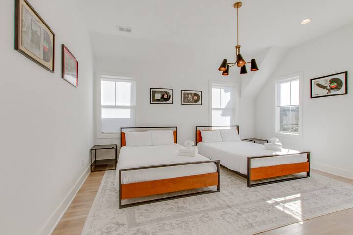 Downtown Luxury Home! Great for Big Groups gallery image 5