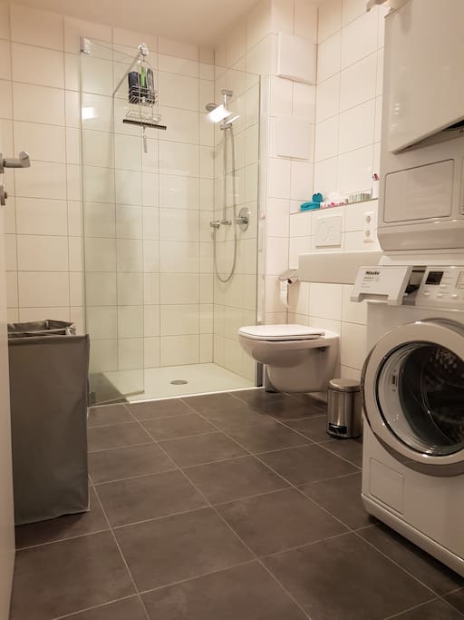 Bathroom with washer and dryer / Badezimmer mit Waschmaschine und Trockner