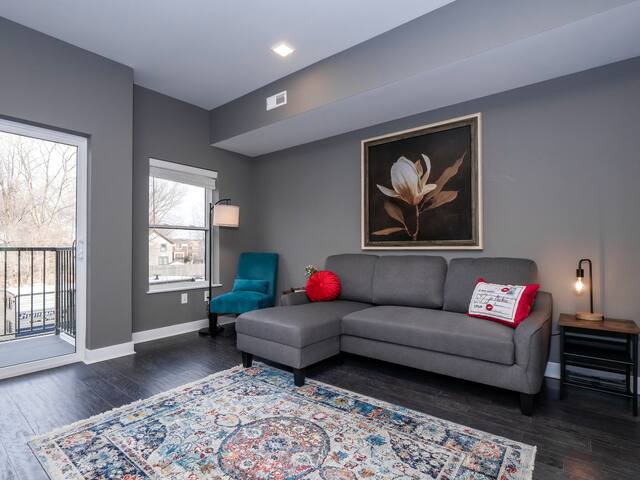 Brand New Luxury Condo Minutes from Downtown F3