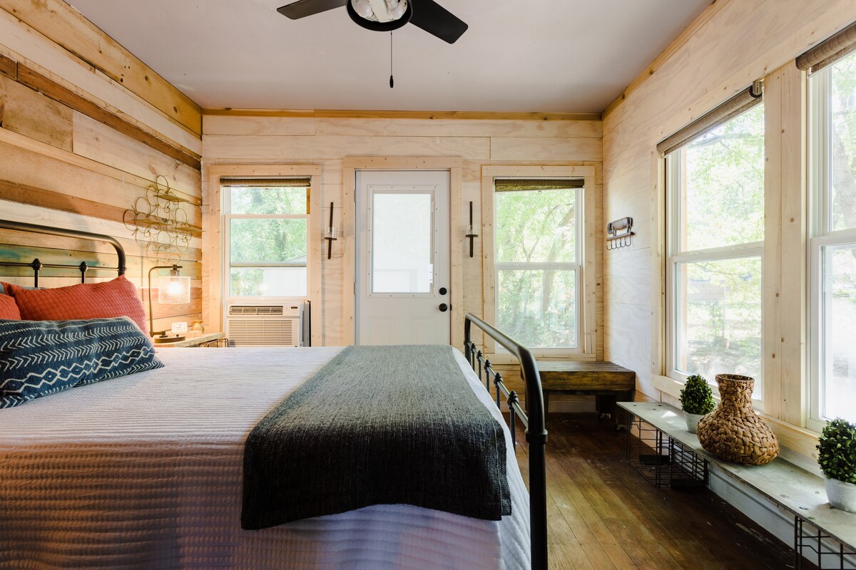Urban Cottage  | Free Bikes | East Austin Stay