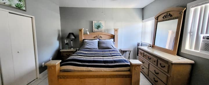 Chumba cha kulala kilicho na kitanda cha ukubwa wa malkia