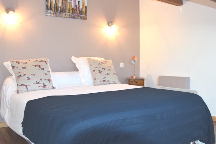 Krevat dhome gjumi 160 me ndërprerje velux....shumë e ndritshme 