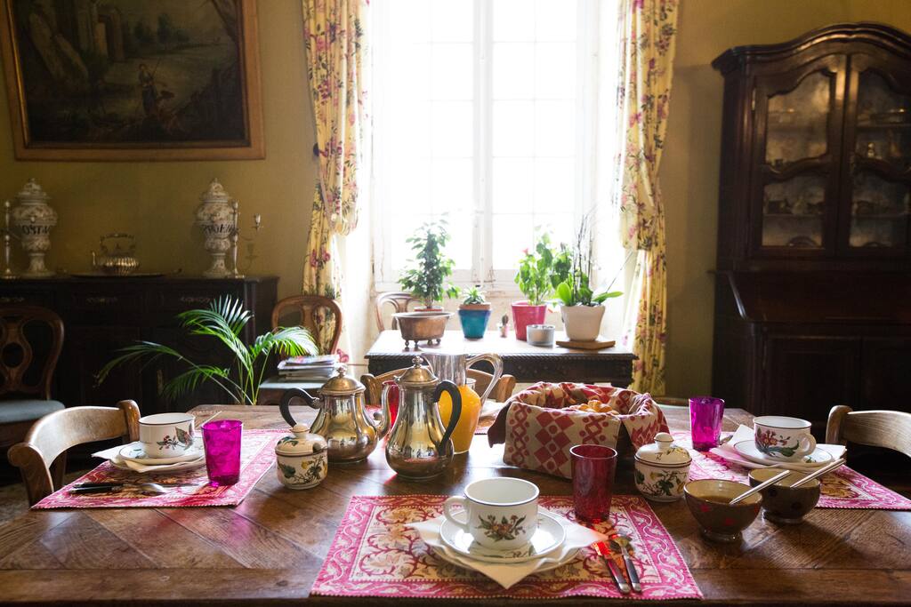 Petit déjeuner servi dans la grande salle-à-manger
