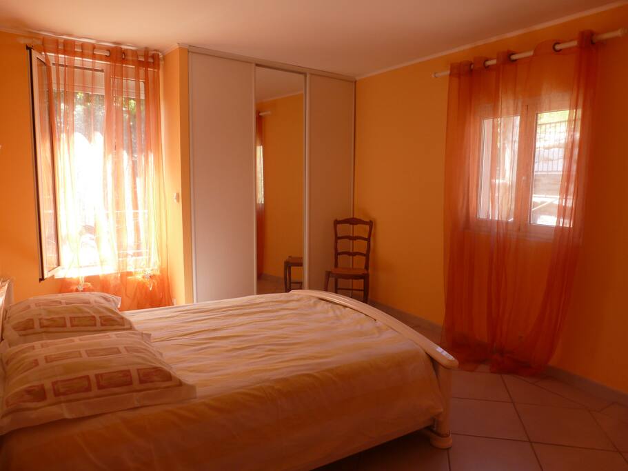 Grande chambre avec placard