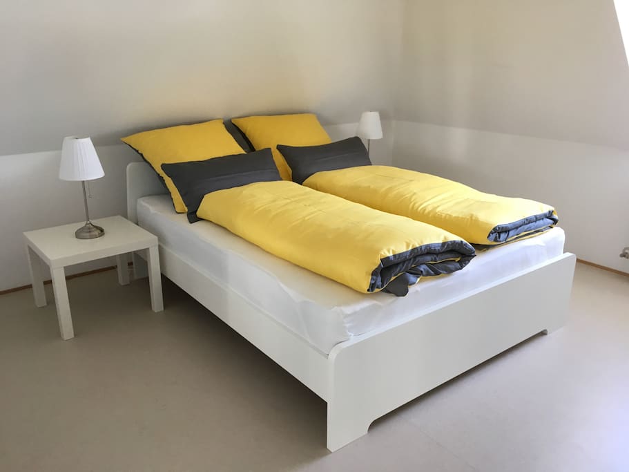 160 x 200 cm Doppelbett, zwei Matratzen, Kopfkissen 80x80 und 40x80 cm