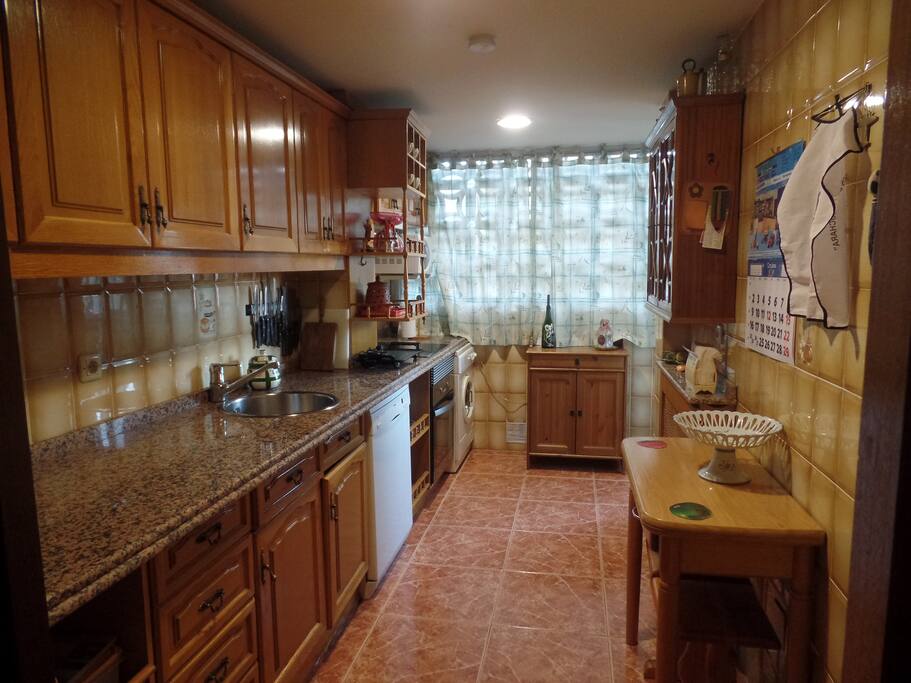 Cocina completamente amueblada