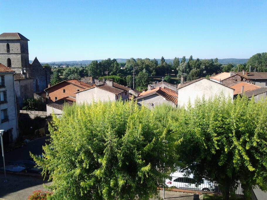 Vue sur le village et l'église templière