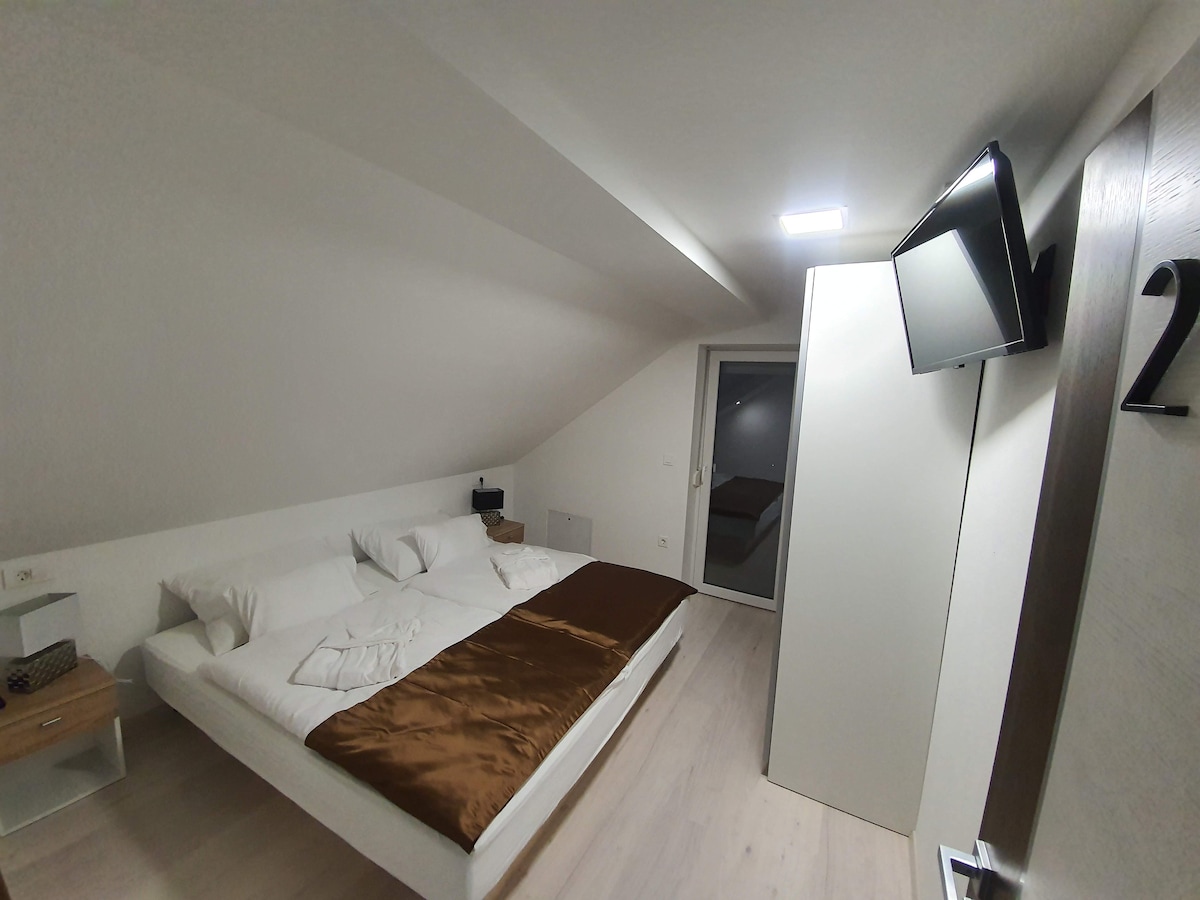 Slaapkamer 2: groot tweepersoonsbed en grote kasten; uitgang naar het privé terras