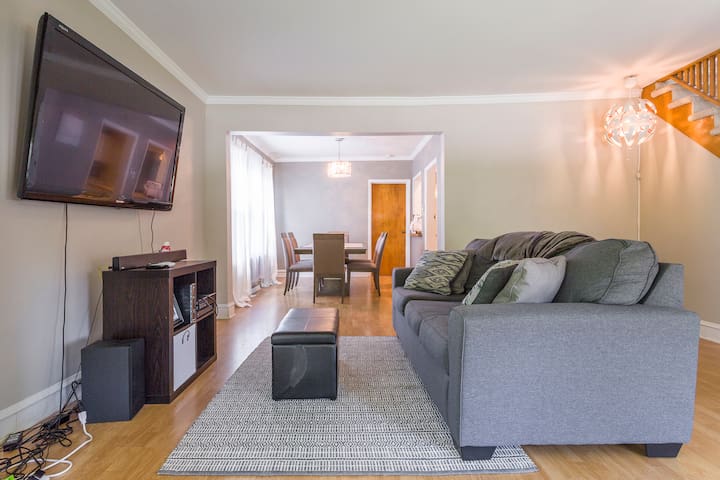 Brookfield's Spacious Home & Patio