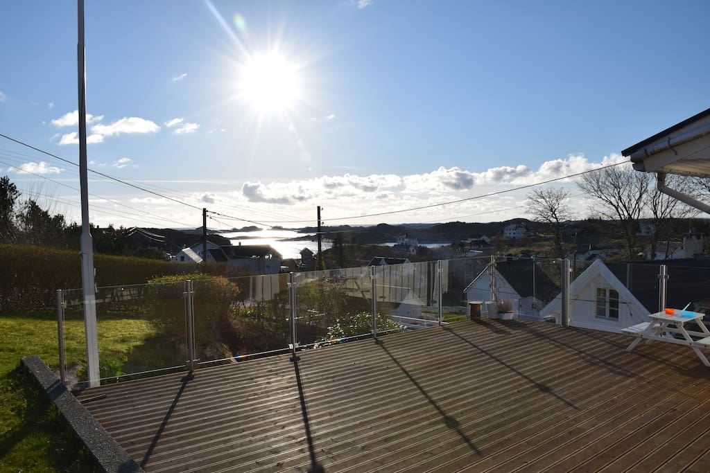 Utsikt fra stor terrasse 50 kvm.