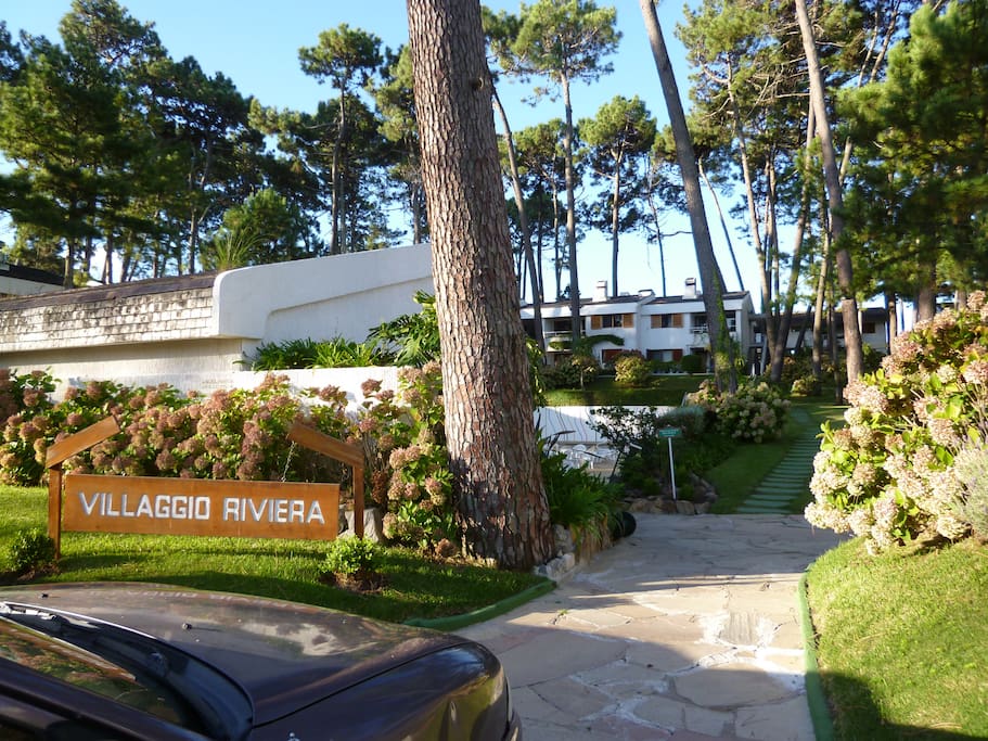 Cartel que aparece en la entrada de este mini paraíso (Villagio Riviera)