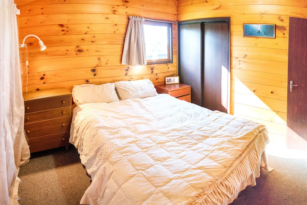 Master bedroom, queen bed