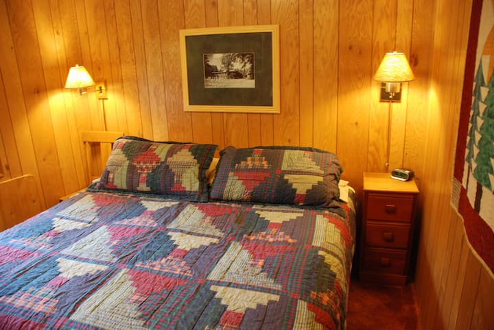 带梳妆台和晾衣架的加大双人床卧室