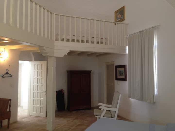 CHAMBRE 6. DEUX LITS SIMPLES EN P.B. + FULLSIZE BED UPSTAIRS.
