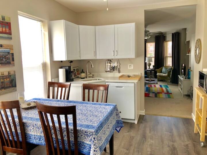 Charming Coach House in Roscoe Village, Chicago Condominiums for Rent