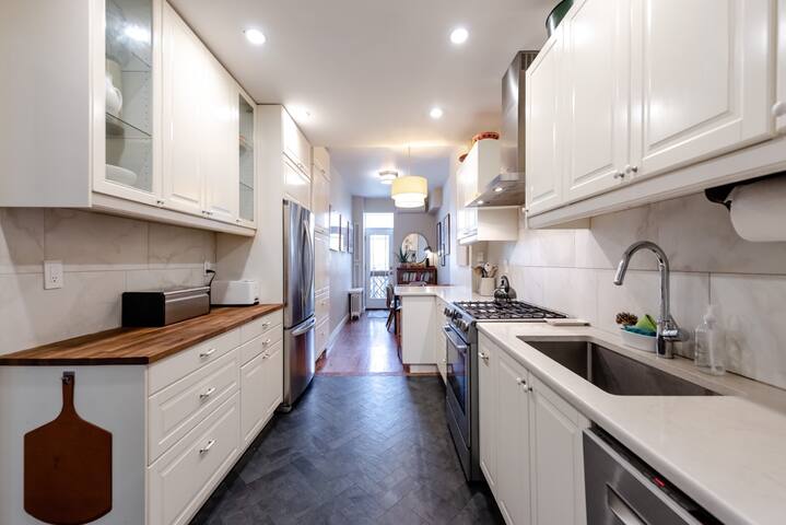 Comfortable Stay in Historic, Spacious Brownstone gallery image 2