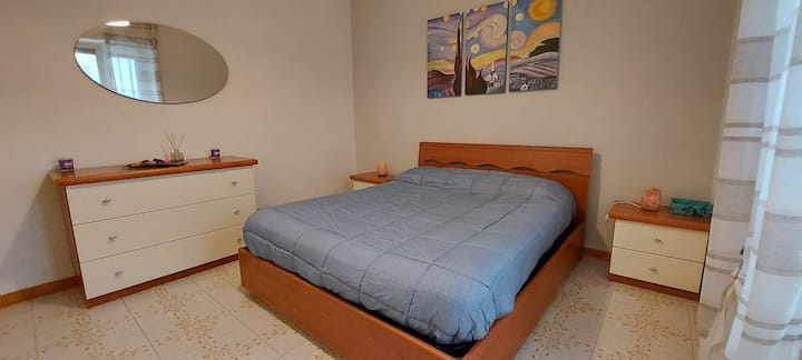 卧室位于房源内，配有舒适的床，位于最安静的地方。