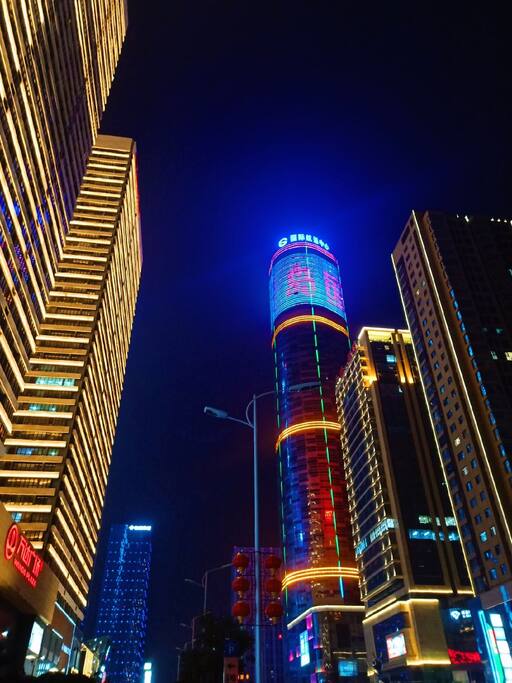 公寓楼下一角夜景
