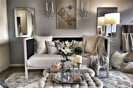 LUX 1BR/1BA Top-Floor Unobstructed Downtown Views