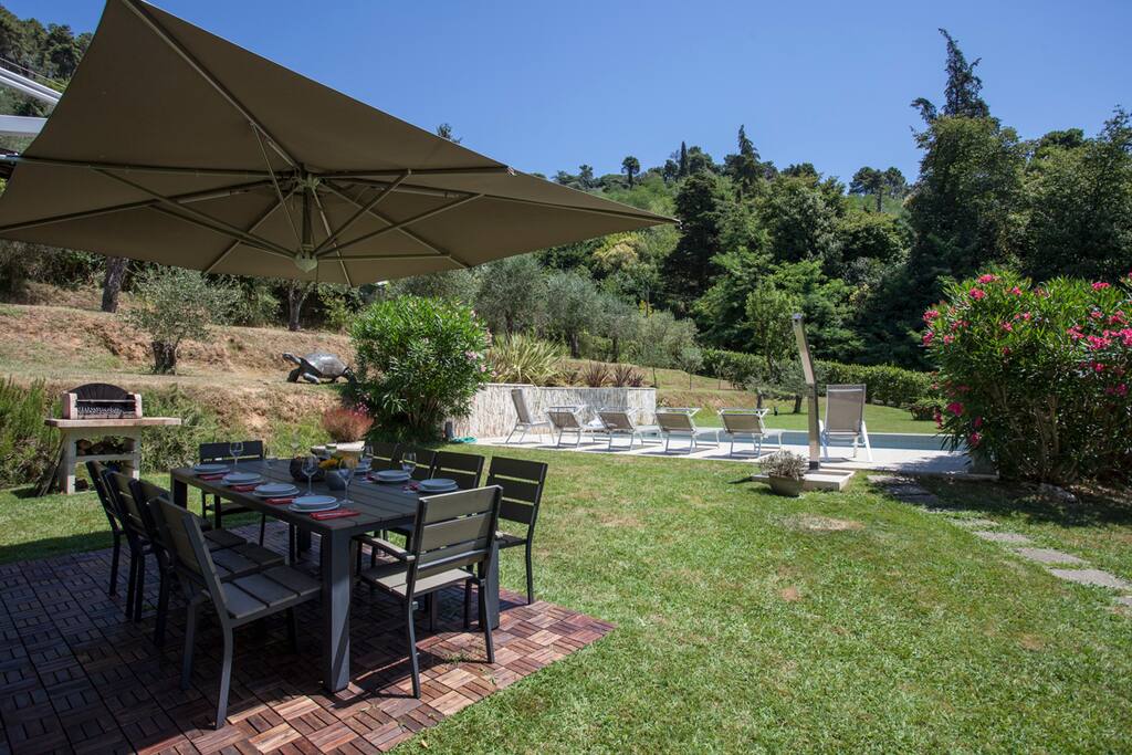 Outside dining area with BBQ and Pool