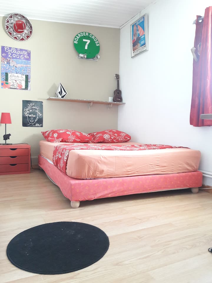 Საძინებელი ორადგილიანი საწოლით 140/190,საბანი 240/220 ,ბალიშები,პლედი, ლეიბის ბალიში და ბალიშის გადასაფარებლები (ზეწრებისა და პირსახოცების გაქირავების შესაძლებლობა)საშხაპით