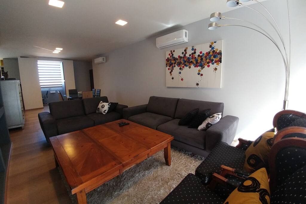 Sala con balcón con vista al Cerro de la Silla