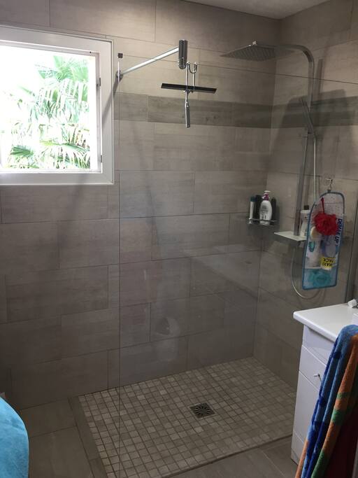 Douche à l’italienne spacieuse