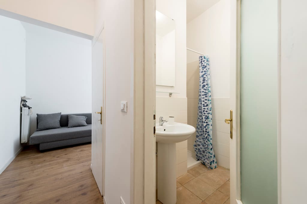 Il bagno e l'ingresso