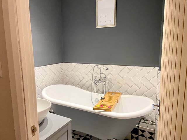 Large georgian house with cinema room and gardens! gallery image 5