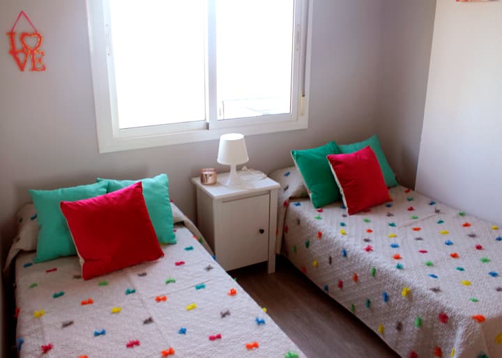 Втора СПАЛНА СОБА СО ДВА КРЕВЕТА и ПОГЛЕД КОН ОКЕАНОТ