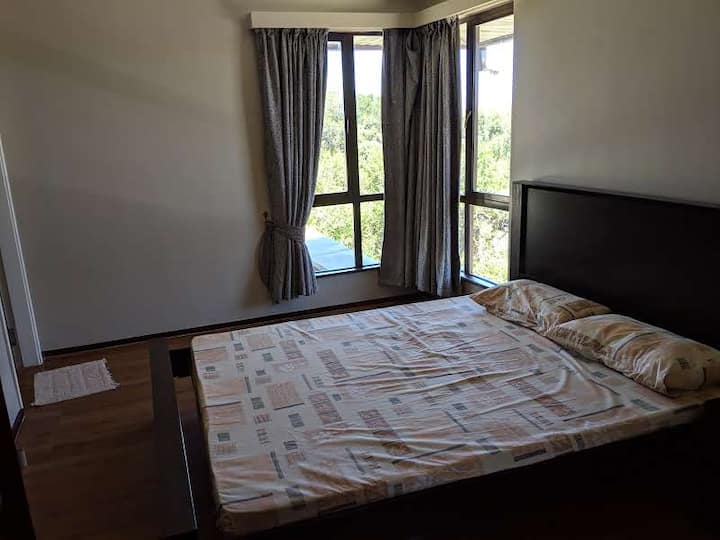 Chambre avec salle de bain attenante