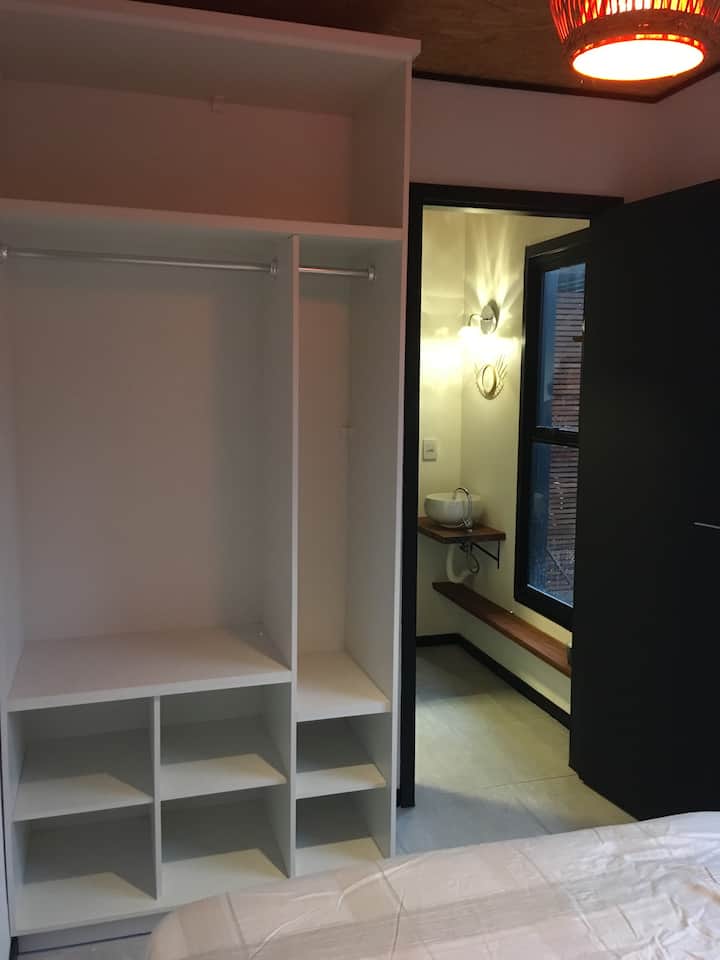 Armario con vestidor en una habitación doble.