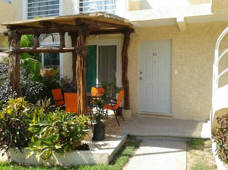 Pérgola y entrada