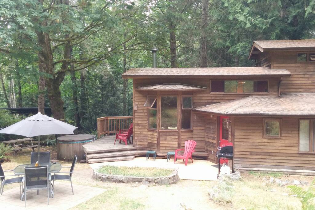 Patio table and hot tub next to deck