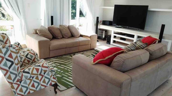 Amani Guesthouse. Cheerful Home-away-from-home. - Port Alfred