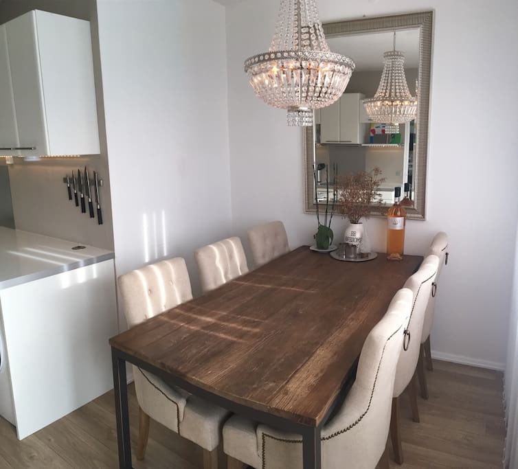 Nice and cosy dining area for 6 people.