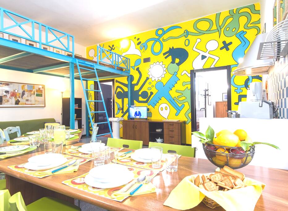 L'affresco (Keith Haring stile) nel soggiorno:
The fresco in the living-room (Keith Haring stile)