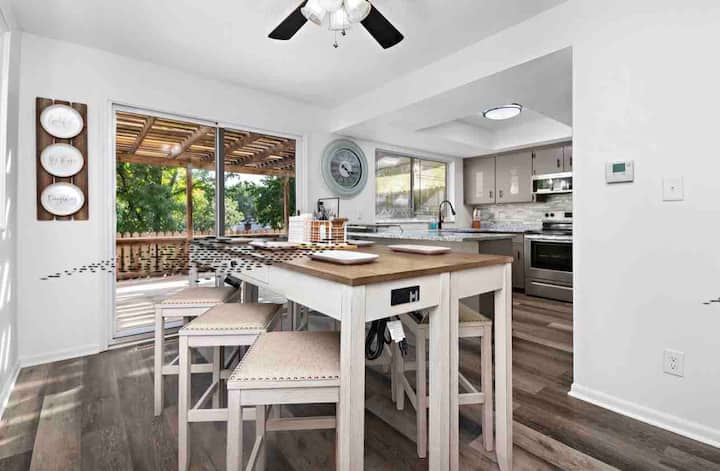 Modern and Comfortable Home w/ 2 Car Garage