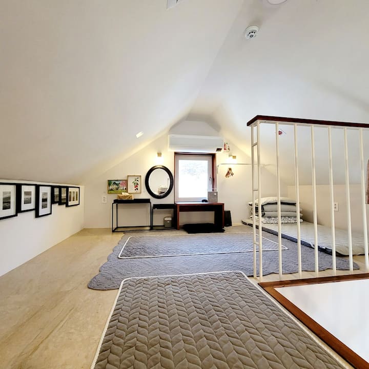 Სხვენი, რომელშიც გსურთ ფრენა: 3 ერთადგილიანი ლატექსის დასაფენი და სრული თეთრეული, ნამჩანგი და ბუკჩანგი მთის ხედებით, სხვადასხვა მხატვრის ხელოვნების ექსპონატები