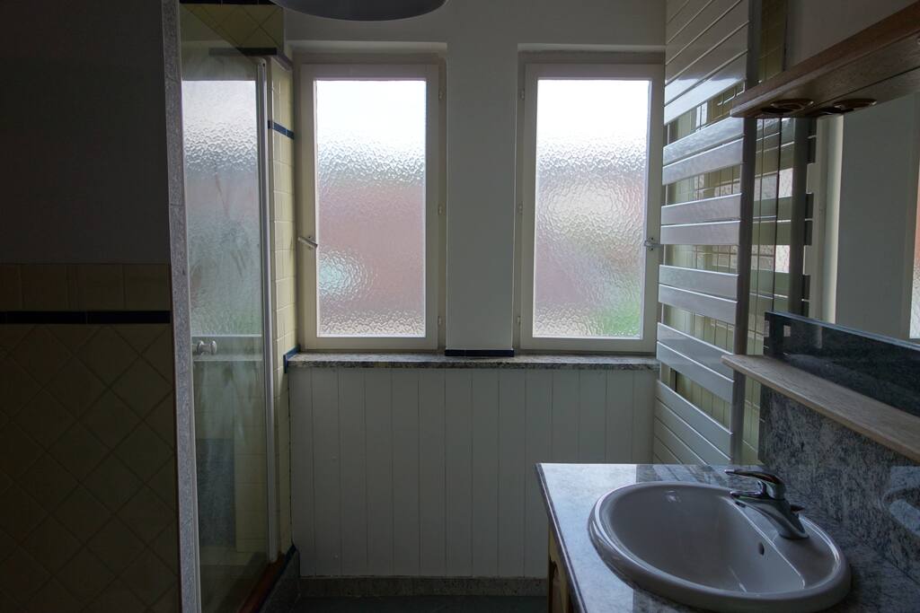 Grande douche avec toilettes attenantes